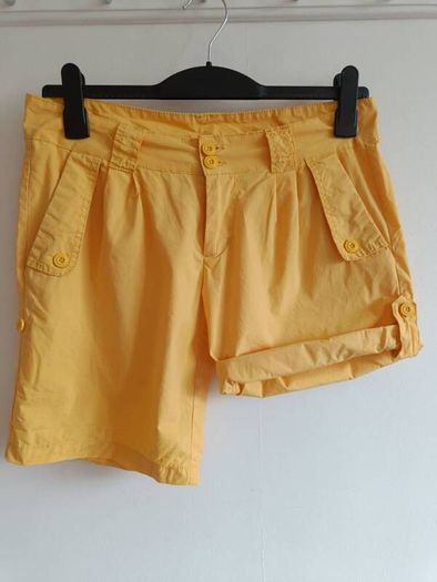 Ladies Yellow Roll-Up Shorts - size 10 - Excellent Condition