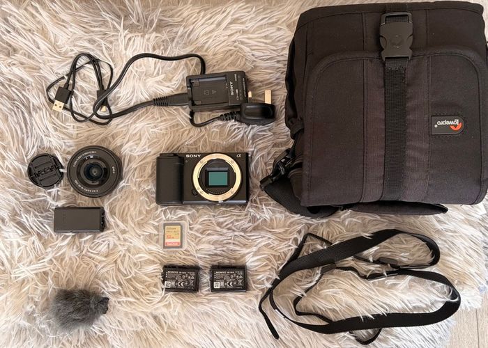 Sony ZV E10 Mirrorless Camera Bundle  16/50mm Kit Lens  Only 541 Shutter Count