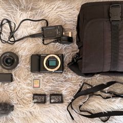 Sony ZV E10 Mirrorless Camera Bundle  16/50mm Kit Lens  Only 541 Shutter Count