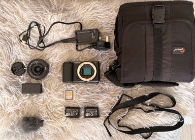 Sony ZV E10 Mirrorless Camera Bundle  16/50mm Kit Lens  Only 541 Shutter Count