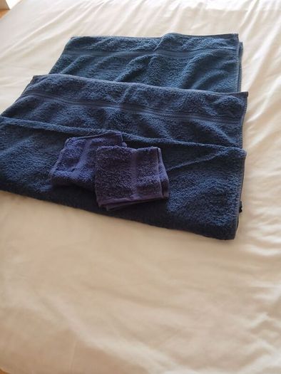 2 x bath towels. 2 x facecloths. Navy. Cotton.