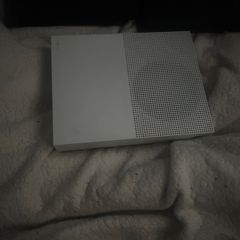 Selling 2 ps4 2 xbox 1's and a wheel set