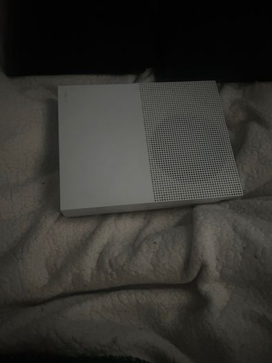 Selling 2 ps4 2 xbox 1's and a wheel set