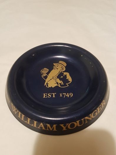william younger ashtray ,,lovely deep blue ,great colour & advertising,,collectors piece  ,few marks ,,price includes post to anywhere in ireland, thank you.