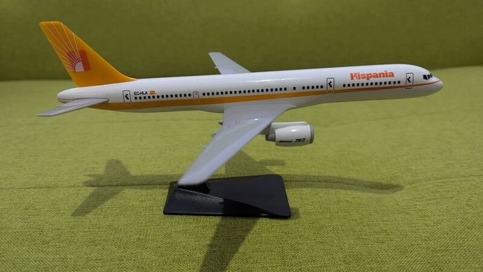 Hispania 1:200 scale model airplane, Boeing 757 aircraft, NEW
