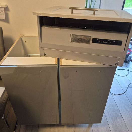 Kitchen cabinets+never used extractor
