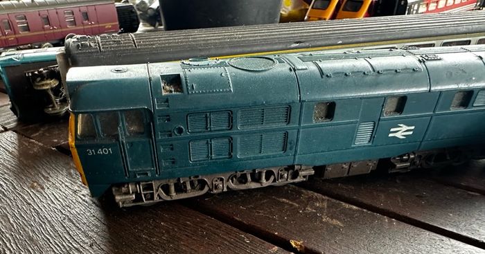 2 Hornby British rail engines and 2 British rail coaches. Don't have a controller so don't know if they work or not Hornby train