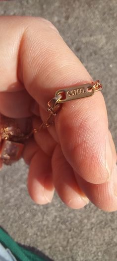 Vintage jewelry is sold individually for 5 to 10 euros