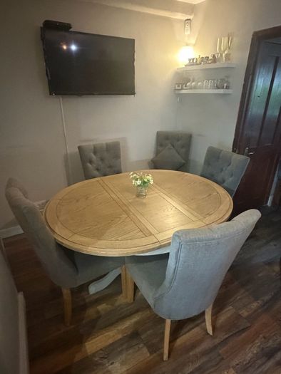 Easy Living Dining Table and Chairs