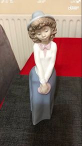 Nao  Lladro lady figure
