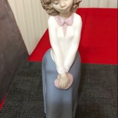 Nao  Lladro lady figure