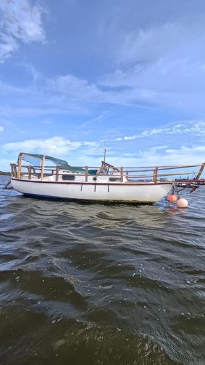 32 FT sailing boat 4 sleeper