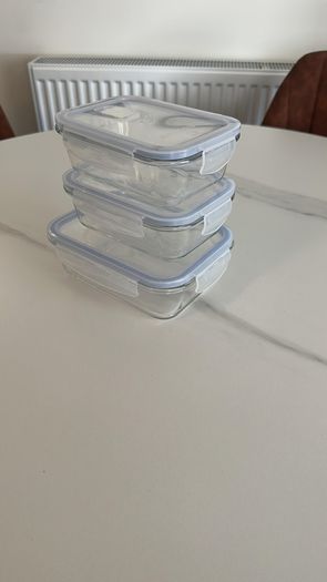pyrex and glass food containers