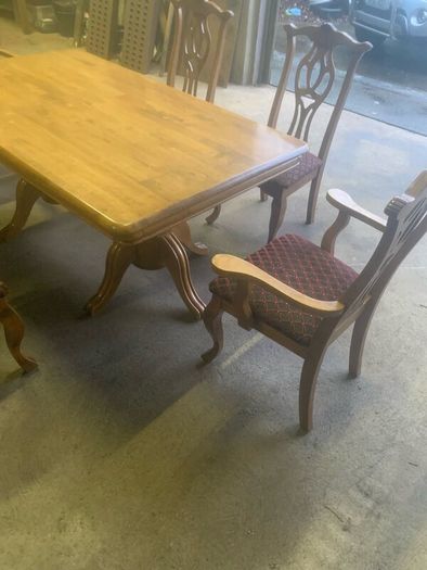 Oak dining table & 6 chairs