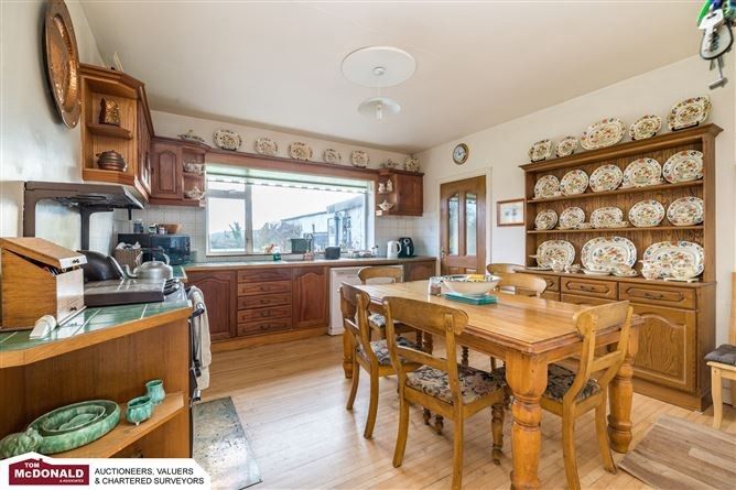 Dining table and chair set