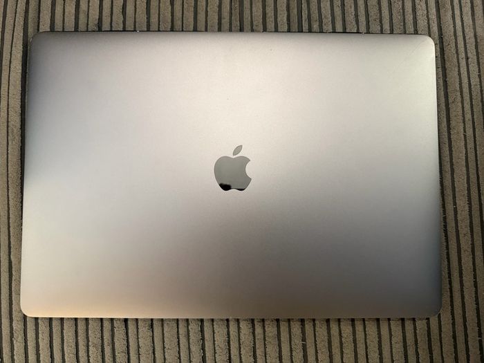 Apple MacBook Pro 15" i7 2.7GHz Touch Bar A1707 (EMC 3072) Late 2016 16GB RAM / 512GB Flash Drive / Dual GPU / Pristine condition