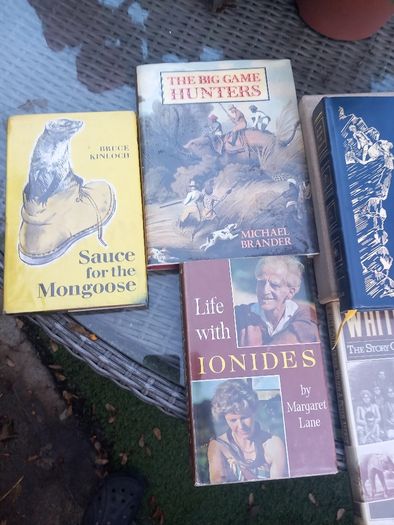 12 hardback books on Africa, wildlife, D18