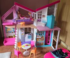 Barbie house and car