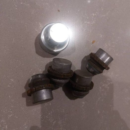 2015 Ford lock nut set