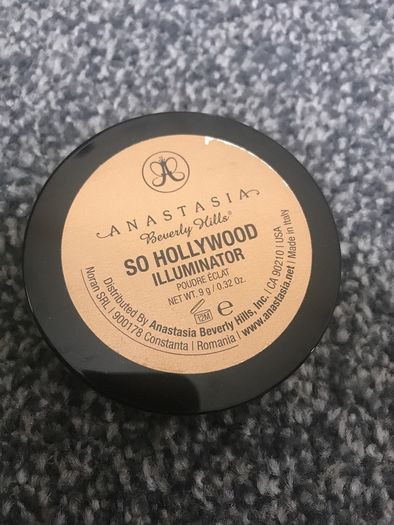 Anastasia Beverly Hills the very popular highlighter in SO HOLLYWOOD