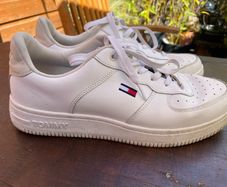Tommy Hilfiger size 7.5