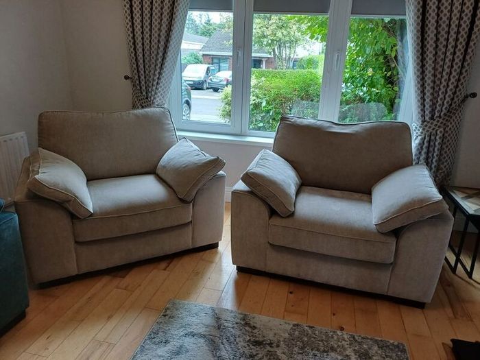 sofa and 2 armchairs for sale 6 months old