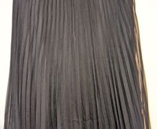 Amazing black pleated midi skirt from Divided