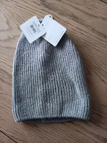 Lemon Light gray ribbed knit beanie