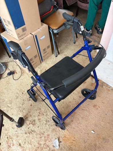 4-Wheel Rollator Walker with Padded Seat, Backrest & Storage Bag