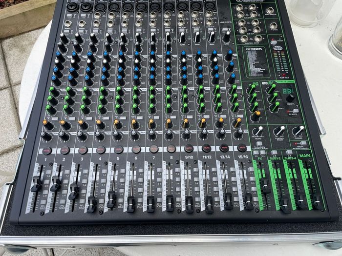 Mackie Pro FX 16 V3 Mixer PA (with flight case)