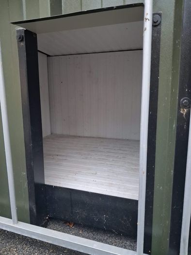 Dog kennel and dog run