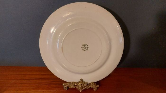 Fabulous Vintage Arklow Pottery Pink and White 9 Inch Wall Plate in an Classic Style Country Landscape Scene with a border of Hedgerow Plants