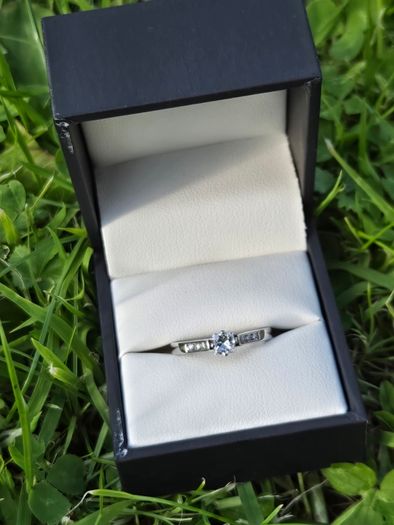 18ct White Gold Diamond Engagement Ring