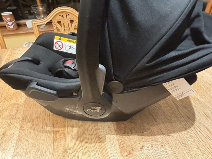Baby seat Britax Romer Baby safe core birth -83cm car seat and isofix bought new May 2024