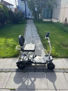 Electric folding mobility scooter