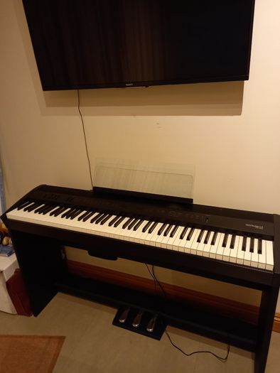Roland electric  piano fp60 model in Black.