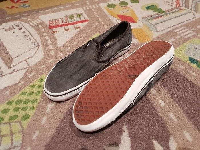 vans black shoes
