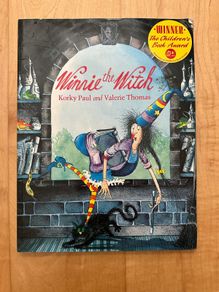 Winnie the Witch - Paperback: Ages 4-8 years