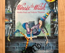 Winnie the Witch - Paperback: Ages 4-8 years