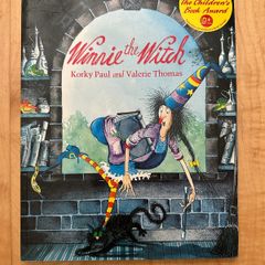 Winnie the Witch - Paperback: Ages 4-8 years