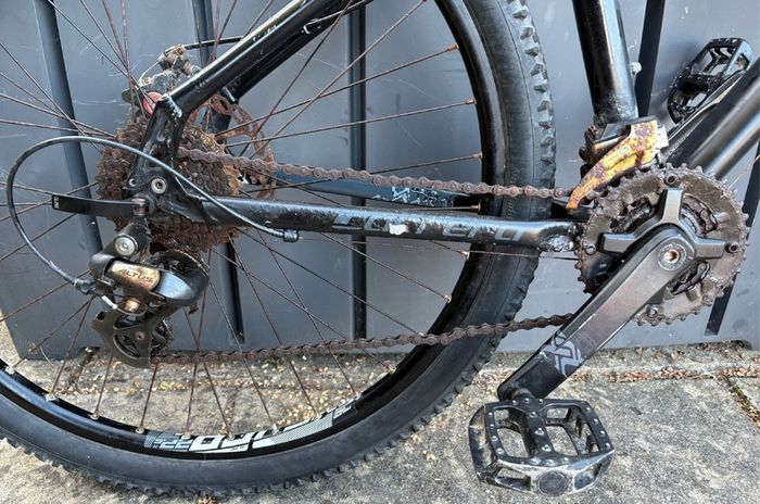 Carrera Vengeance Black 27.5 Mountain Bike - NEEDS SOME REPAIR WORK