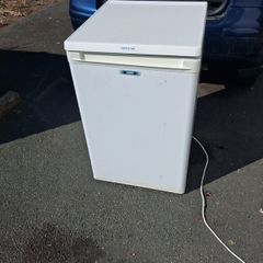 fridge zanussi just needs a clean working perfectly
