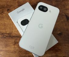 Google Pixel 10 la sim free with cases and privacy screen protector