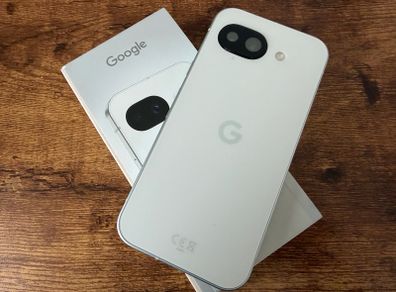 Google Pixel 10 la sim free with cases and privacy screen protector