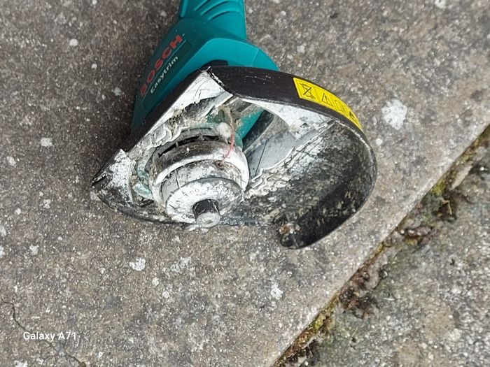 BOSCH ART 26 Easytrim Garden Strimmer in very good condition