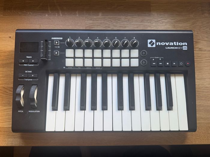 Novation Launchkey 25 Mk2 midi controller