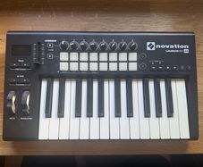 Novation Launchkey 25 Mk2 midi controller
