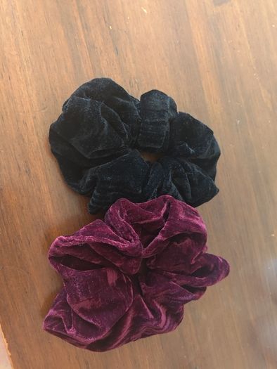 2 scrunchies