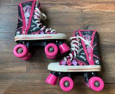 Monster high pink roller skates 34