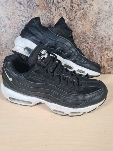 Womens NIKE AIR MAX 95 ESSENTIAL trainers runners black white Size UK 6 EU 40